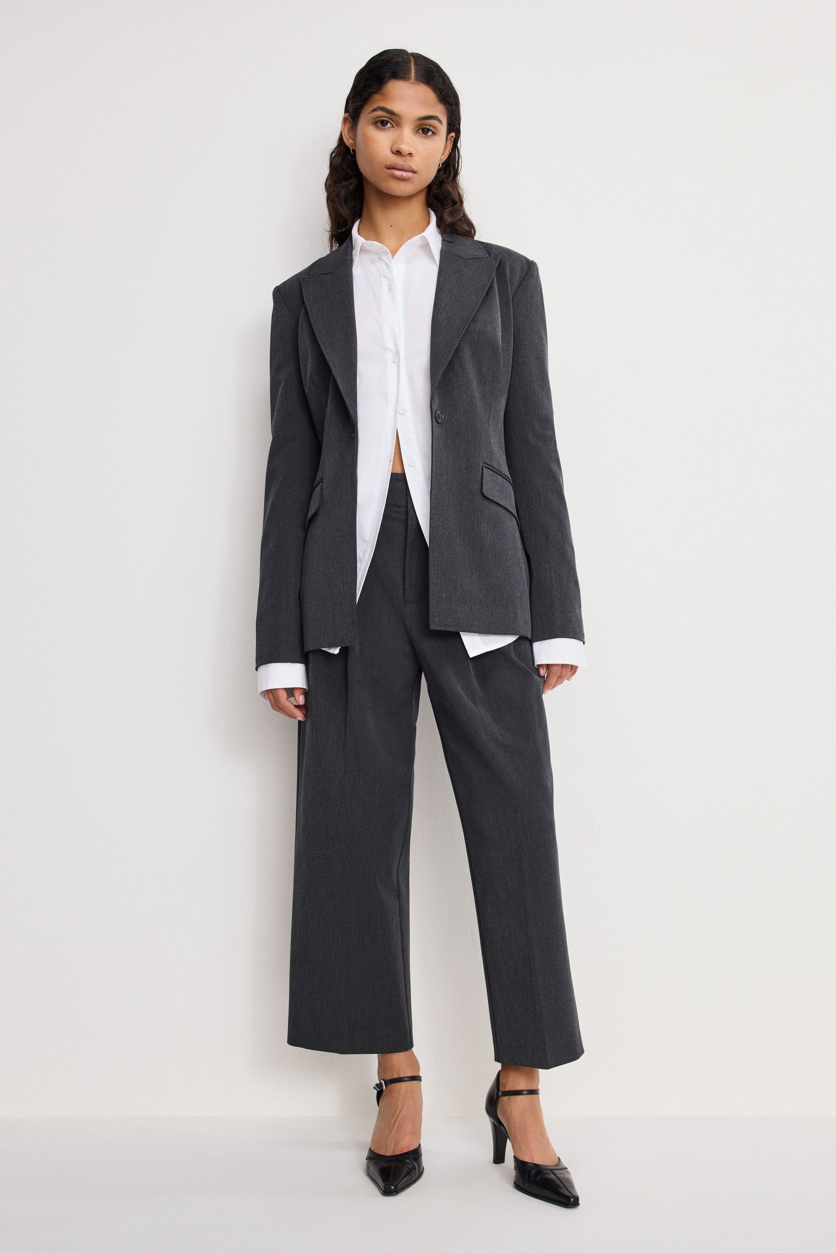 ESSENTIAL SUITING PLEATED CROPPED TROUSERS | DARK HEATHER GRAY