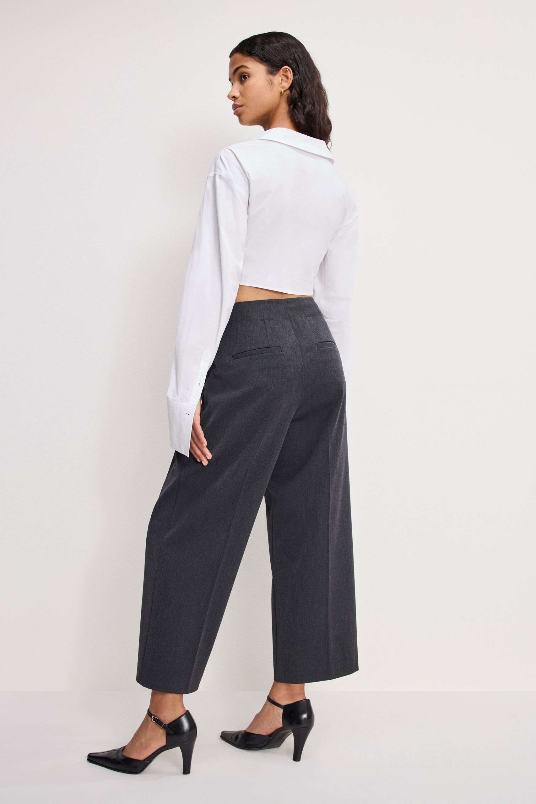 ESSENTIAL SUITING PLEATED CROPPED TROUSERS | DARK HEATHER GRAY - Image 4
