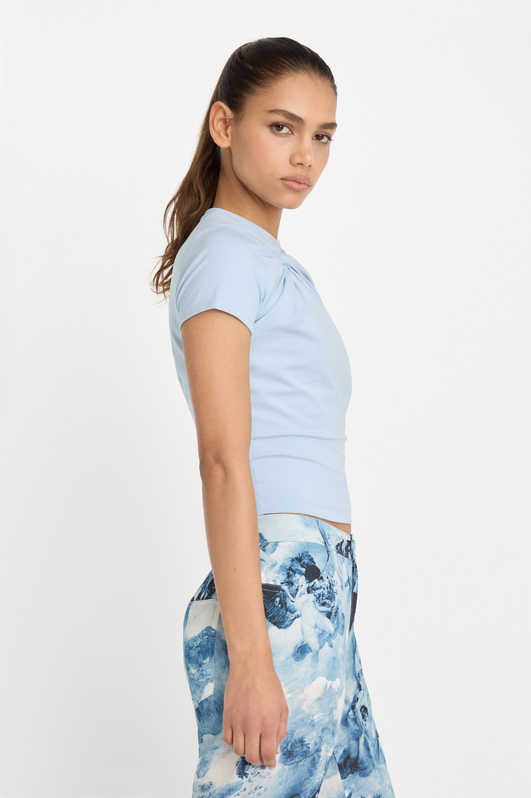 SUPER STRETCH TWIST TEE | SKY - Image 2