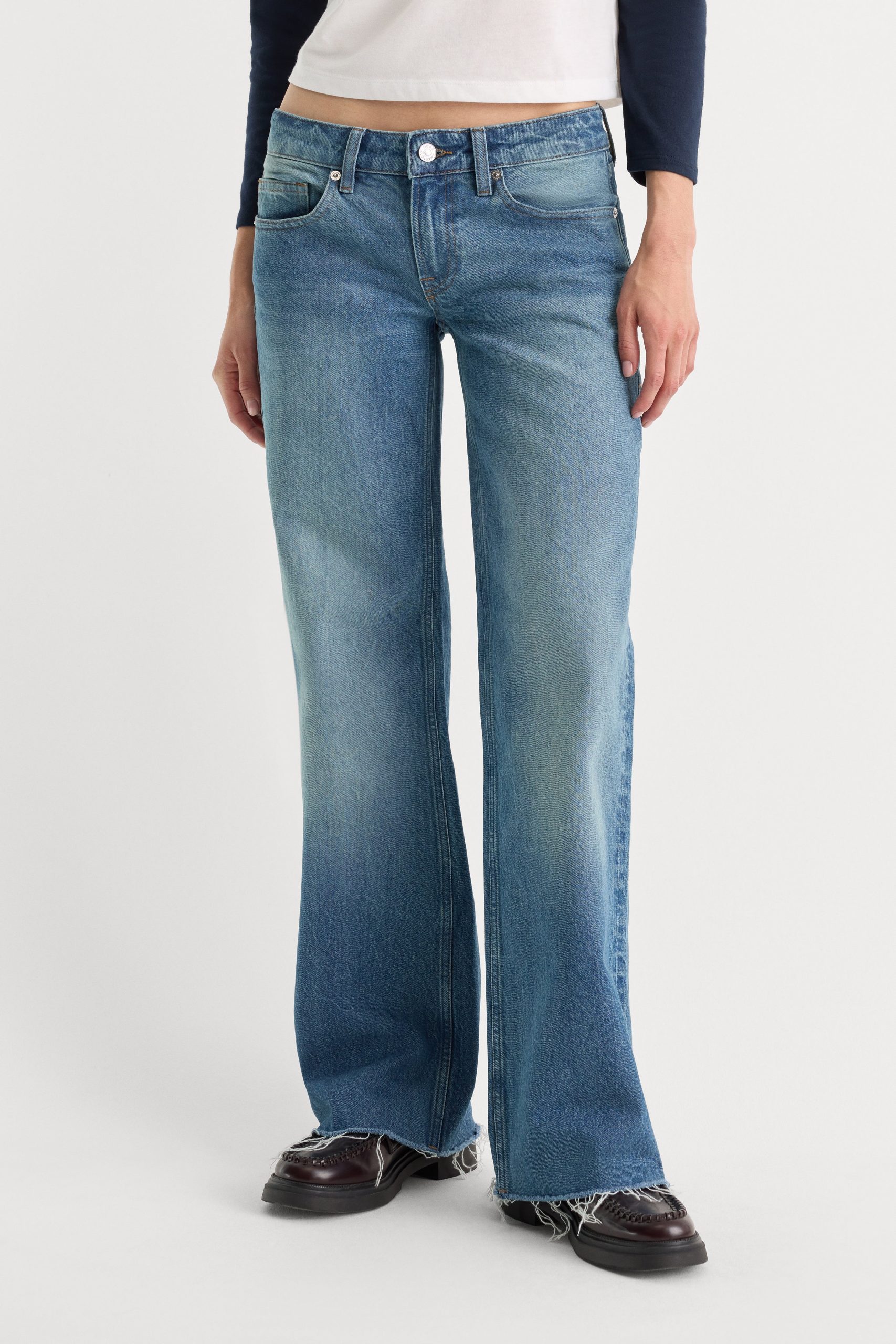 VINTAGE LOW LOOSE JEANS | TROUBLED WATER - Image 3