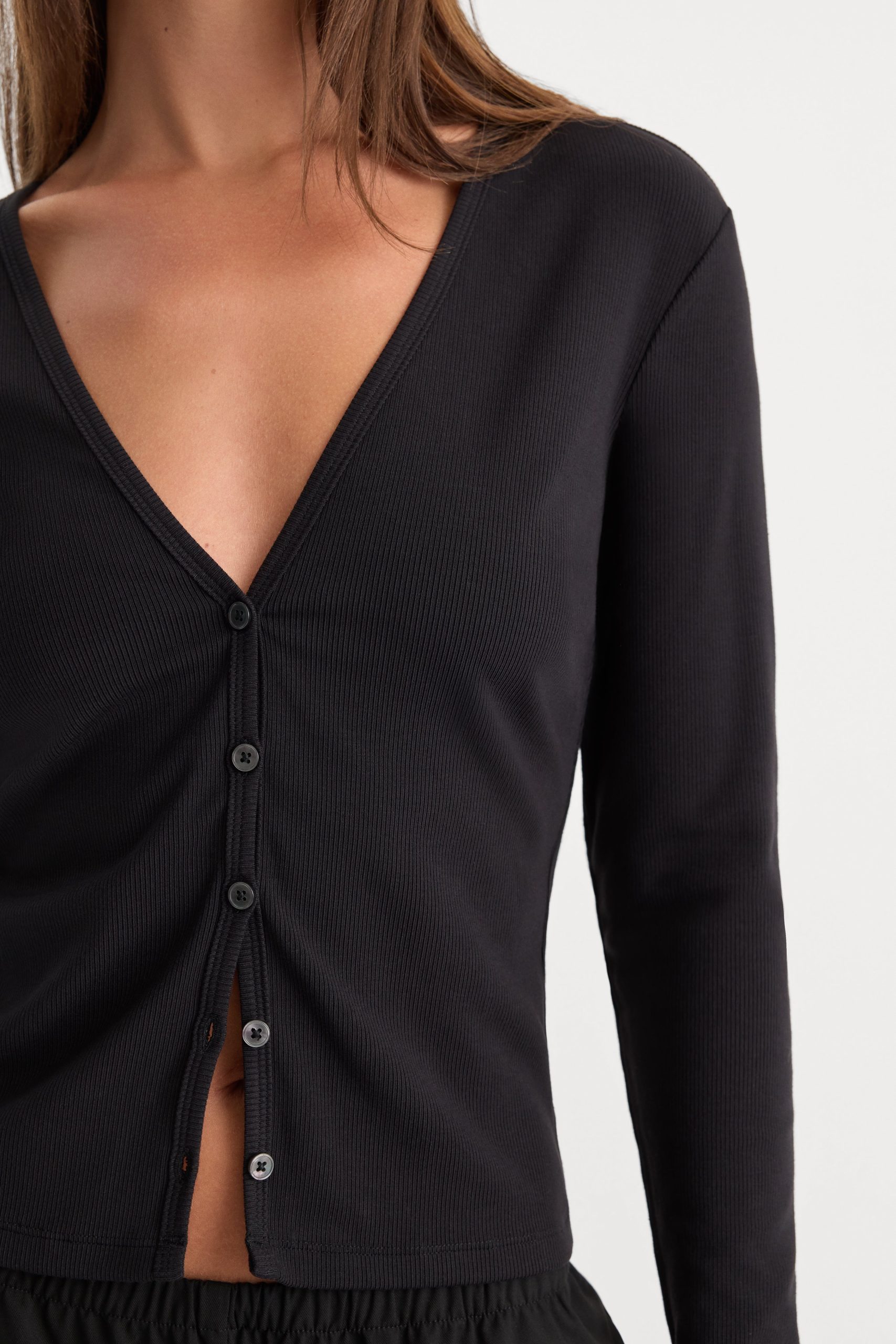 THE RIB V NECK CARDIGAN | BLACK - Image 4