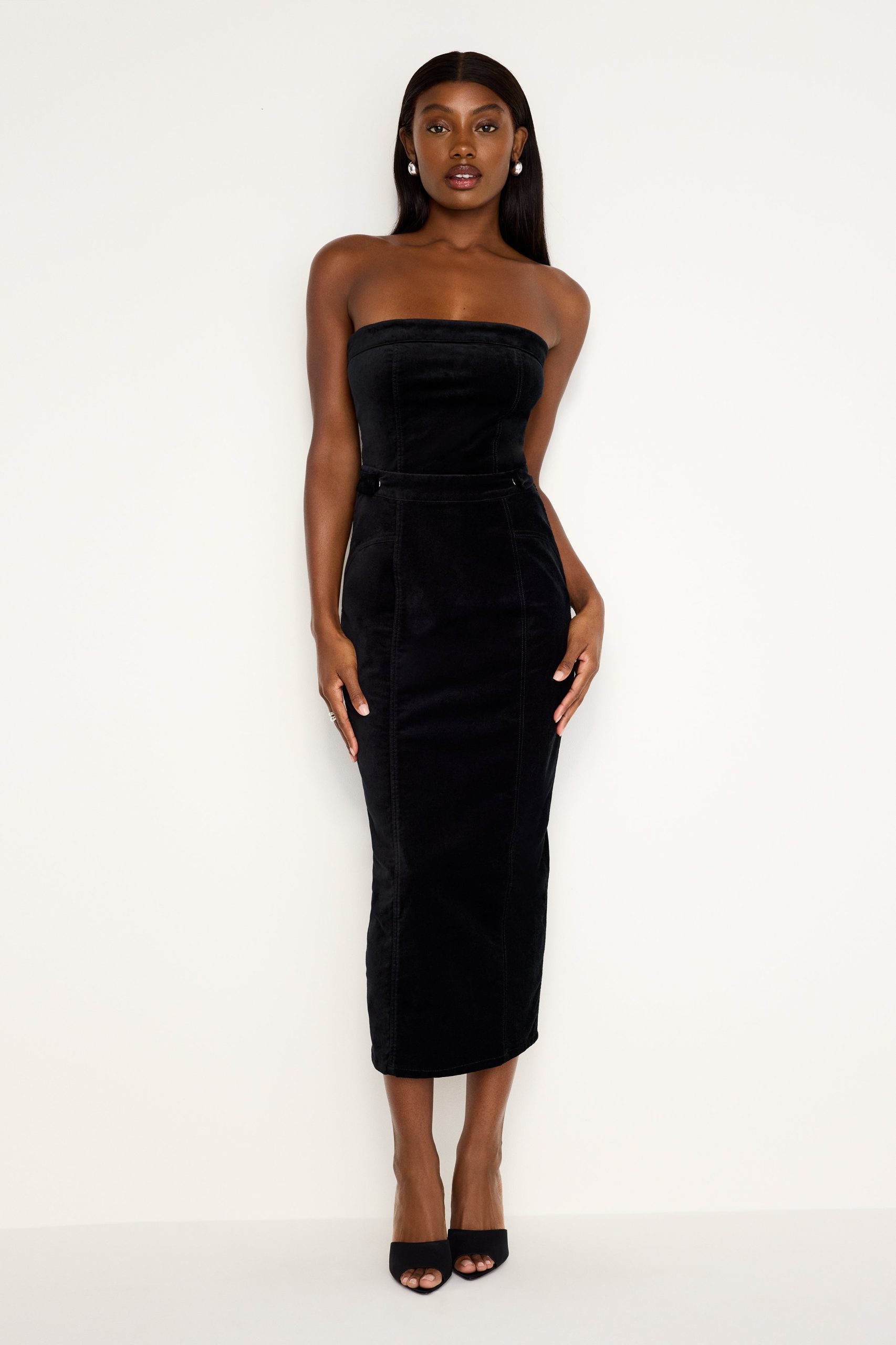 FIT FOR SUCCESS STRAPLESS VELVET DRESS | BLACK001